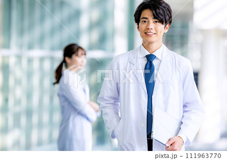 白衣を着た男女 111963770