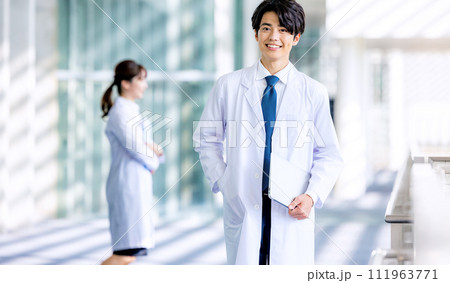 白衣を着た男女 111963771