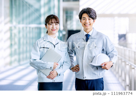 男女 ビジネス 工場 男女 ビジネス 工場 111963774