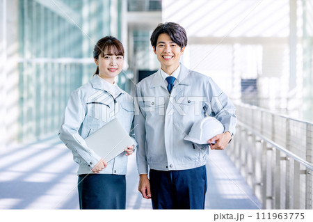 男女 ビジネス 工場 男女 ビジネス 工場 111963775
