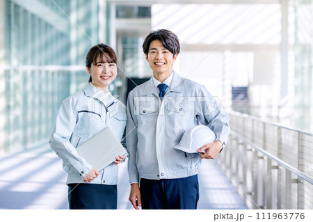 男女 ビジネス 工場 男女 ビジネス 工場 111963776