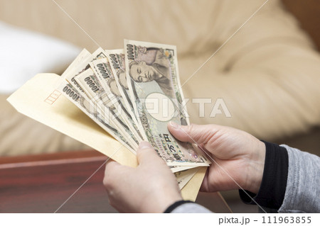 お金を数える女性の手 111963855