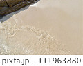 砂浜と波打ち際 111963880