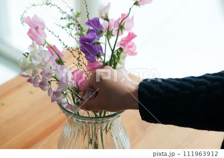 花を生ける女性の手元 花を生ける女性の手元 111963912