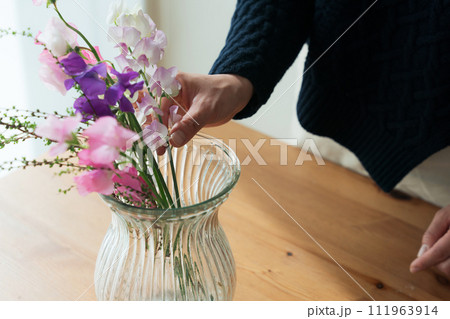 花を生ける女性の手元 花を生ける女性の手元 111963914