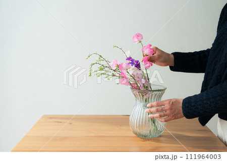 花を生ける女性の手元 花を生ける女性の手元 111964003
