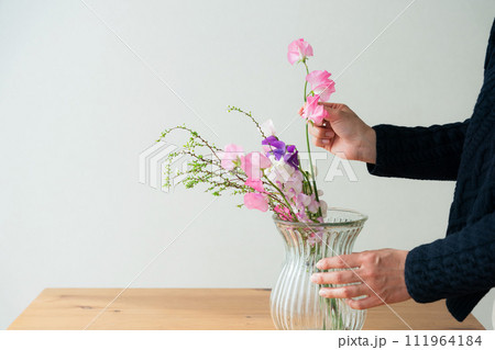 花を生ける女性の手元 111964184