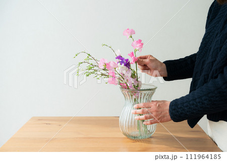 花を生ける女性の手元 111964185
