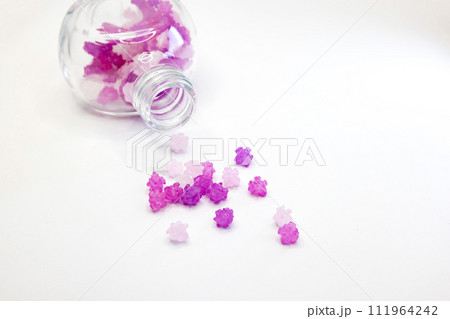 ガラス瓶に入った金平糖 111964242