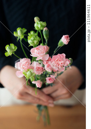 花束を持つ女性の手 花束を持つ女性の手 111964611