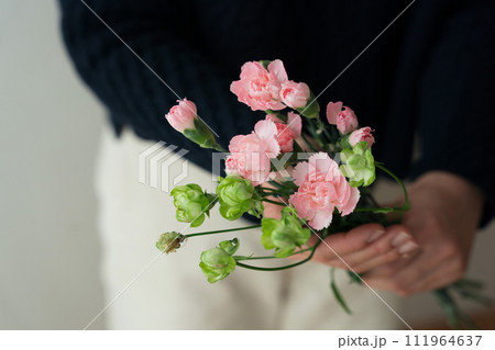 花束を持つ女性の手元アップ 花束を持つ女性の手元アップ 111964637