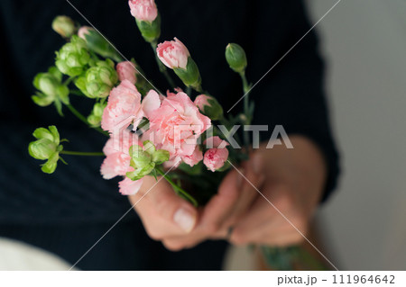 花束を持つ女性の手元アップ 花束を持つ女性の手元アップ 111964642