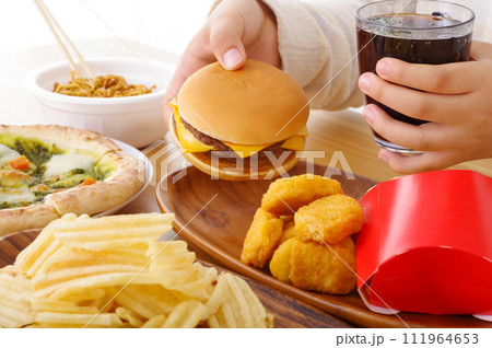 ファストフードを食べる女性 111964653