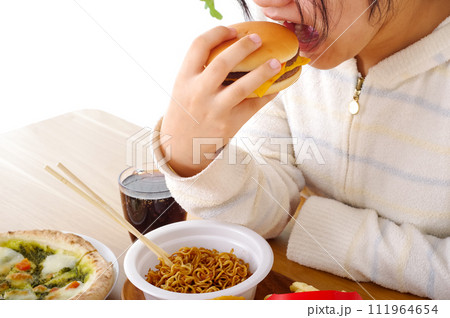 ファストフードを食べる女性 111964654