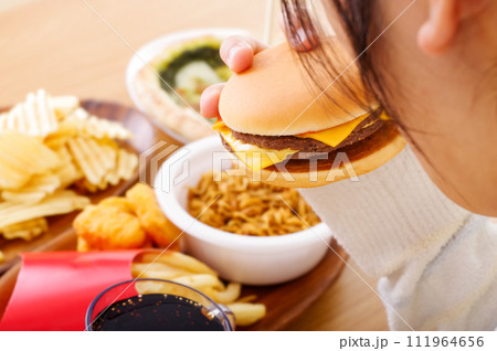 ファストフードを食べる女性 111964656