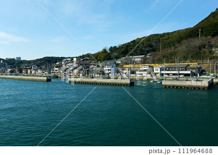 広島県 尾道市 海上から見た尾道市の風景 広島県 尾道市 海上から見た尾道市の風景 111964688