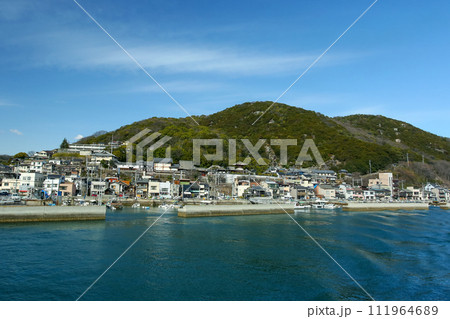 広島県 尾道市 海上から見た尾道市の風景 広島県 尾道市 海上から見た尾道市の風景 111964689