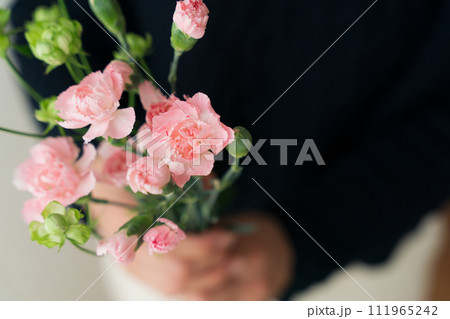 花を持つ女性の手元 花を持つ女性の手元 111965242