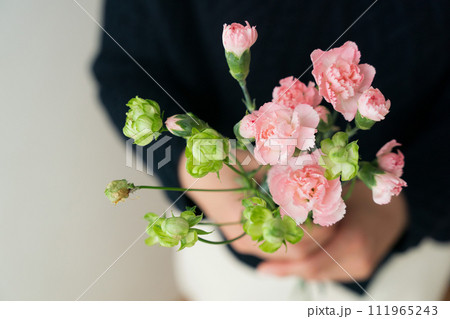 花を持つ女性の手元 花を持つ女性の手元 111965243