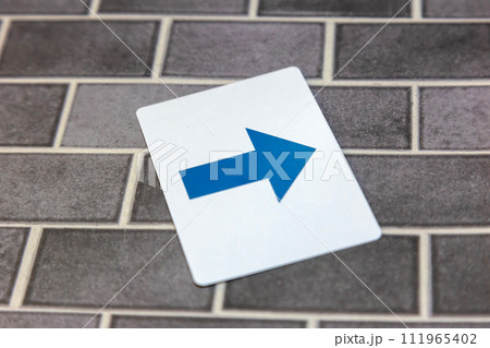 右肩上がりのカード 111965402