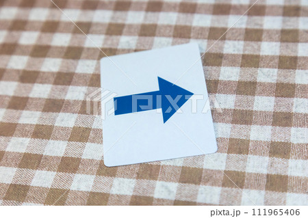 右肩上がりのカード 111965406