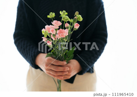 花束を持つ女性の手元 111965410