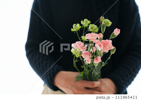 花束を持つ女性の手元 花束を持つ女性の手元 111965411