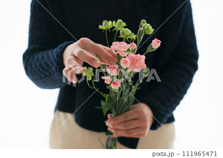 花を持つ女性の手元 花を持つ女性の手元 111965471