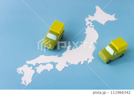 物流・日本地図とトラック 111966342