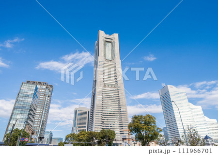 「神奈川県」日本丸交差点から横浜ランドマークタワーを望む 「神奈川県」日本丸交差点から横浜ランドマークタワーを望む 111966701