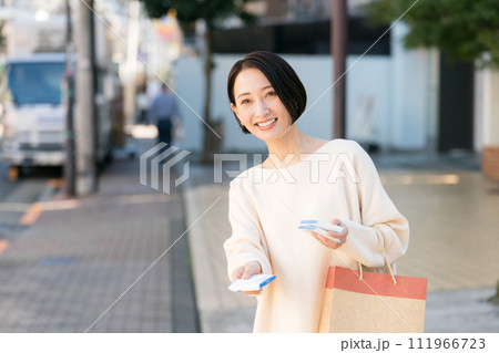 街頭でポケットティッシュを配る女性 街頭でポケットティッシュを配る女性 111966723
