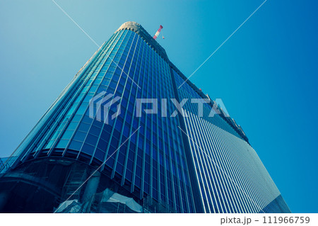 工事中の大規模建設と青空 高輪ゲートウェイ 2024.02　a-3 暖色寒色強調 111966759