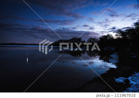 ウトナイ湖の水面に映る光 ウトナイ湖の水面に映る光 111967018