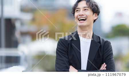 腕を組むビジネスマン 腕を組むビジネスマン 111967079