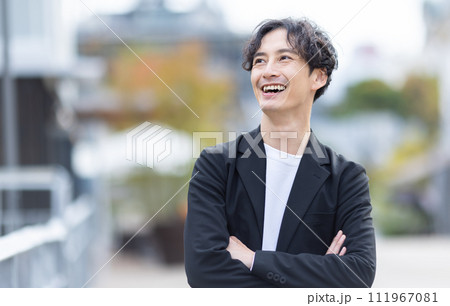 笑顔で空を見上げる男性 111967081
