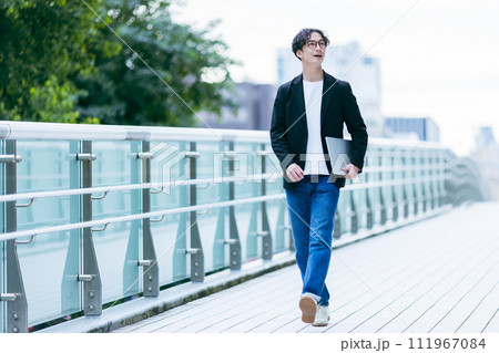 オフィス街を歩く若手ビジネスマン 111967084
