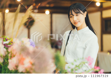 花屋にお花を買いに来た女性 花屋にお花を買いに来た女性 111967319