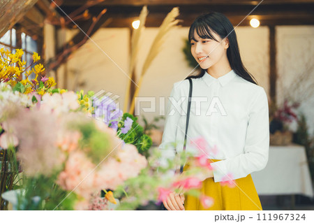 花屋にお花を買いに来た女性 花屋にお花を買いに来た女性 111967324