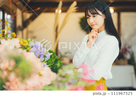 花屋にお花を買いに来た女性 花屋にお花を買いに来た女性 111967325