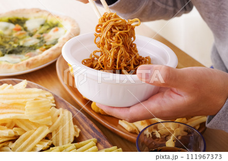 カップ焼きそばを食べる男性 111967373