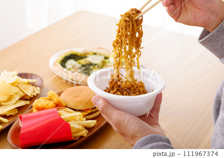 カップ焼きそばを食べる男性 カップ焼きそばを食べる男性 111967374