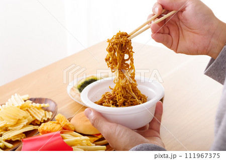 カップ焼きそばを食べる男性 111967375