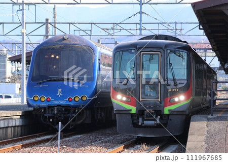 2100系〜THE ROYAL EXPRESS〜と2700系「南風」(土讃線:琴平駅) 2100系〜THE ROYAL EXPRESS〜と2700系「南風」(土讃線:琴平駅) 111967685