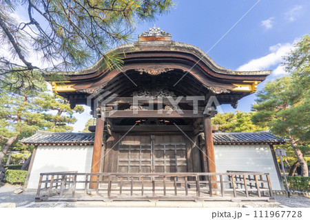 京都・紫野　大徳寺　勅使門 111967728