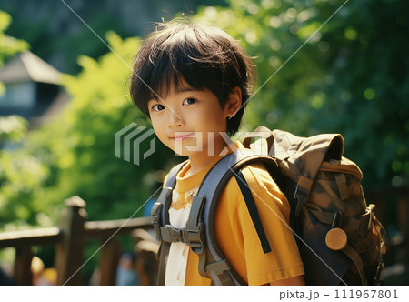 冒険をするアジア人の男の子・少年 冒険をするアジア人の男の子・少年 111967801