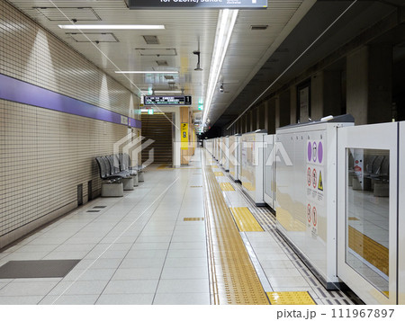 名古屋の地下鉄の駅のホームの様子 111967897