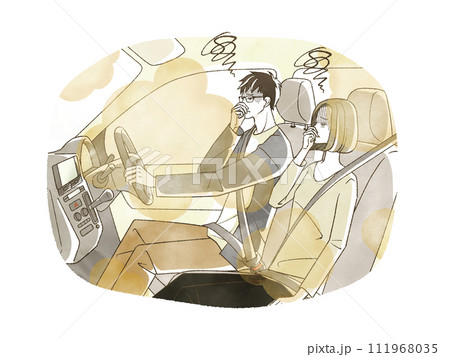 自動車内の臭いを気にしている男女 111968035