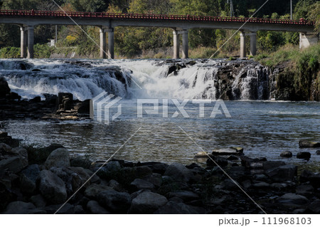 福島県玉川村の乙字ケ滝 111968103