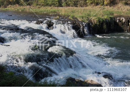 福島県玉川村の乙字ケ滝 111968107