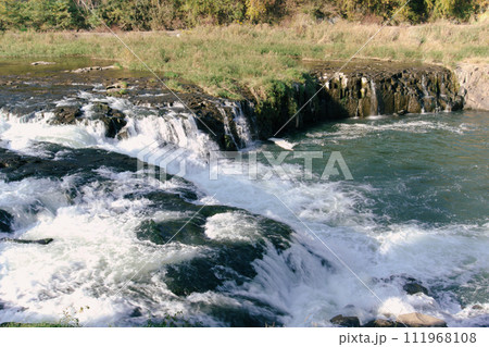 福島県玉川村の乙字ケ滝 111968108